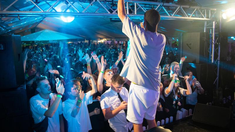 Party-Hit rassistisch missbraucht: Verbot von „L’amour toujours“ auch im Landkreis Stade? Verbot des Liedes bei Schützenfesten? Das wurde von den Verantwortlichen beim Dachverband der Schützenvereine noch nicht diskutiert.