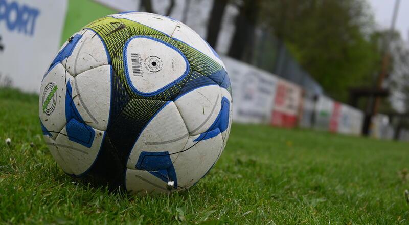 Ein Fußball liegt auf dem Rasen.