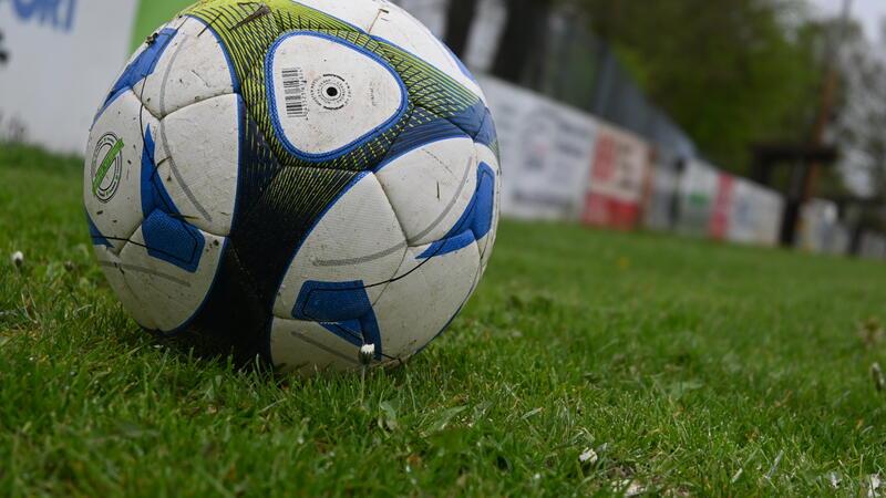 Verbot für den Vereinssport? Noch rollt der Ball auf dem Fußballplatz am Schulzentrum in Steinkirchen/Grünendeich.