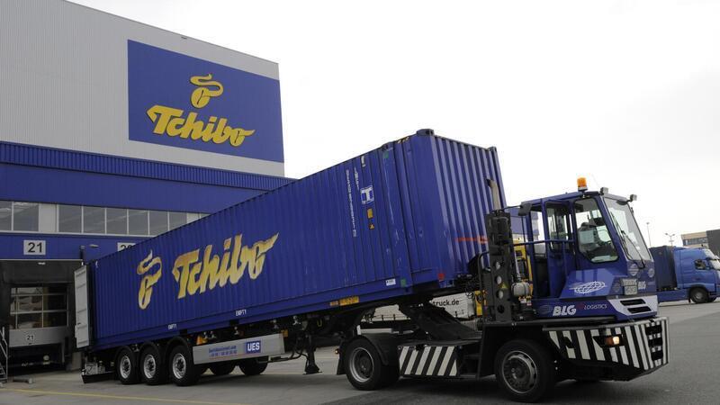 Preiskampf zwischen Tchibo und Aldi – Entscheidung ist da Verbraucher in Deutschland werden im kommenden Jahr voraussichtlich mehr Geld für Kaffee bezahlen müssen. Das kündigt auch Tchibo an.