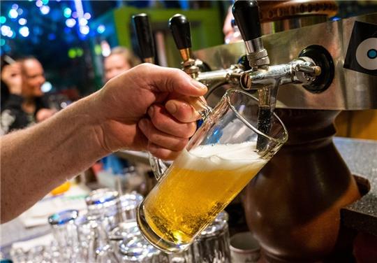 Verbraucher müssen mit höheren Bierpreisen rechnen. Foto: Christophe Gateau/dpa