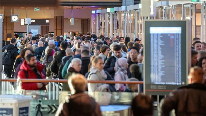 Reise-Schlichtungsstelle verzeichnet Rekord bei Beschwerden Verbraucher mussten im vergangenen Jahr bei Flugreisen viele Einschränkungen in Kauf nehmen - sie wandten sich oft an die Schlichtungsstelle Reise und Verkehr. (Archivbild)