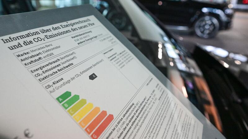 Neues Label für Autos: Das müssen Sie wissen Verbraucher sollen beim Autokauf mit einem neuen Pkw-Label künftig unter anderem besser über den Verbrauch und die Emissionen ihres potenziellen Neuwagens informiert werden.