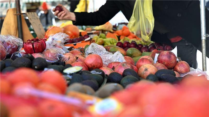Verbraucher spüren die gestiegenen Lebensmittelpreise beim Einkaufen (Archivbild)