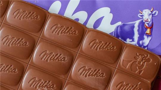Verbraucherschützer klagen gegen die kleinere Packung von Milka-Schokolade. (Archivbild)