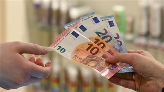 Verbraucherschützern zufolge legen Firmen vor allem bei Kosmetik, Dienstleistungen wie Friseurbesuchen und Kleidung unterschiedliche Preise für Frauen und Männner fest, um mehr Gewinn zu erzielen.