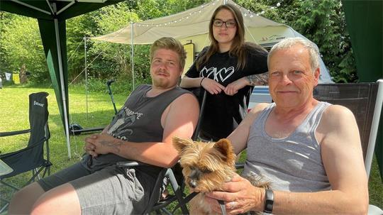 Verbringen ihren Urlaub auf dem Campingplatz am Silbersee (von links): Kilian Settekorn, Lisa Schriefer und Volker Rickert. 