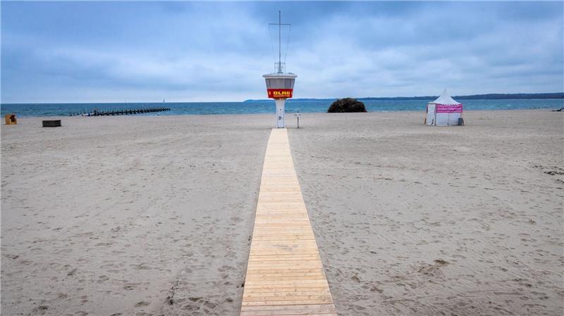 Verdacht auf Badeunfall: In Travemünde wird ein Kind vermisst. Die Retter rücken mit Drohnen, Booten und Hubschrauber aus – mit Erfolg. (Symbolbild)