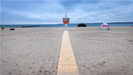 Verdacht auf Badeunfall: In Travemünde wird ein Kind vermisst. Die Retter rücken mit Drohnen, Booten und Hubschrauber aus – mit Erfolg. (Symbolbild)