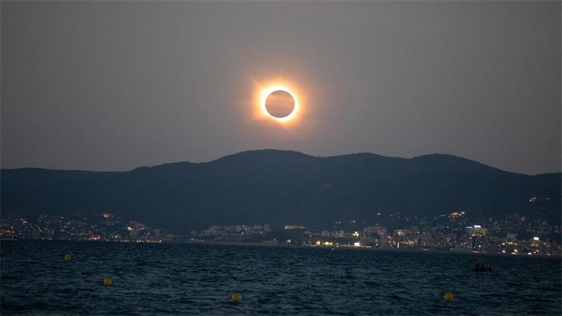 Sonnenfinsternis begeistert in Spanien und Deutschland Verdeckte Sonne über Mallorca während der totalen Sonnenfinsternis.