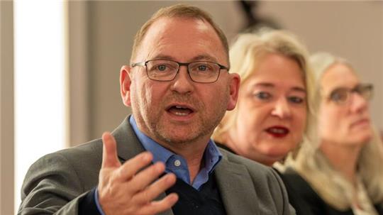 Verdi-Chef Frank Werneke kritisiert, dass die Ampel versuche, die hohen Kosten für den klimagerechten Umbau von Wirtschaft und Gesellschaft in den normalen Bundeshaushalt zu pressen. Die Gegenfinanzierung sei sachfremd und teils absurd.