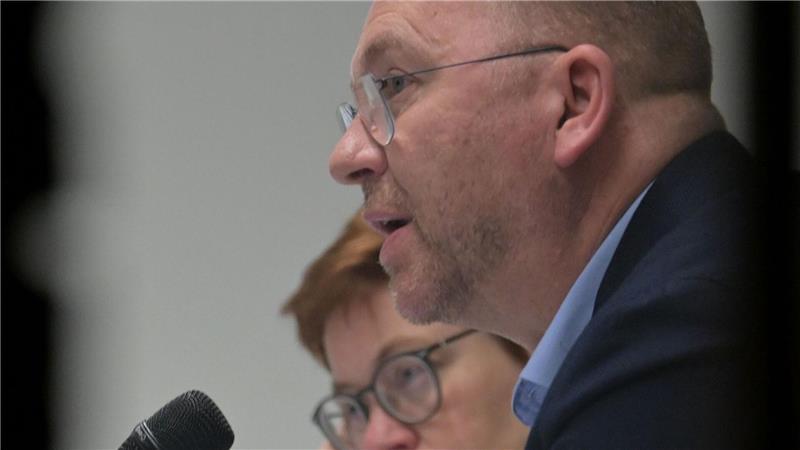 Verdi-Chef Frank Werneke und seine Stellvertreterin Christine Behle mussten den Stand der Verhandlungen in ihren Gremien erläutern. 