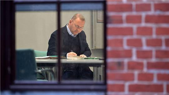 Verdi-Chef Frank Werneke vertiefte sich in Unterlagen. 
