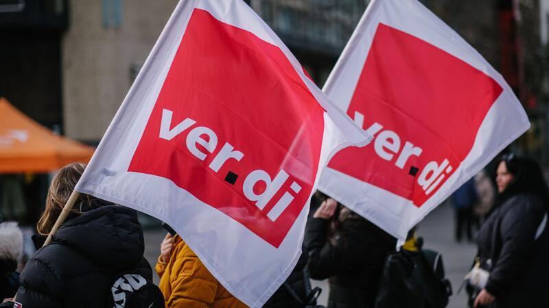Verdi-Fahnen während einer Demonstration.