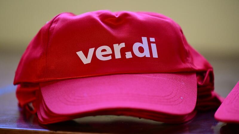 Tarifverhandlungen für Speditionsbranche beginnen Verdi-Kappen liegen für die Kundgebung von Beschäftigten des öffentlichen Dienstes im historischen Rathaus bereit.