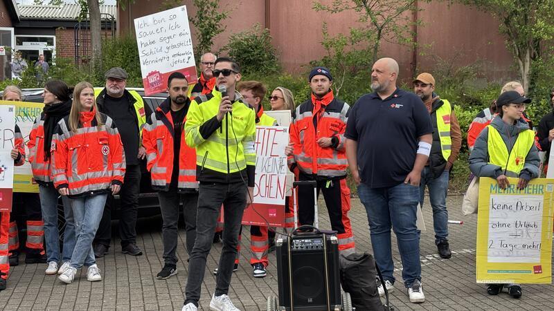 Verdi-Mitarbeiter Tobias Liersch und der Betriebsratsvorsitzende Robin Millner waren die ersten Redner beim Streik am Freitagmorgen.