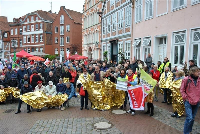 Verdi-Mitglieder hüllen sich in goldfarbene Rettungsdecken, um unter dem Motto „Pflege ist Gold wert“ für ein „Aufstehen für die Pflege“ zu demonstrieren. Fotos: Lohmann