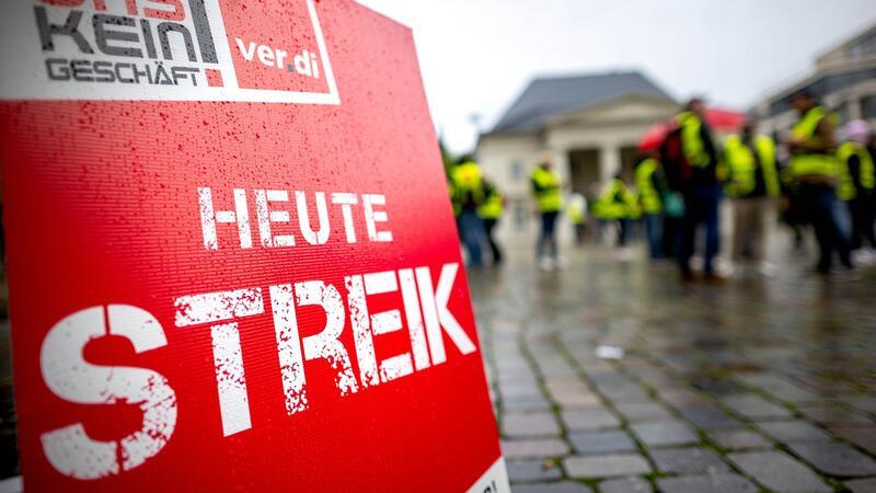 Warnstreiks: Wie hart werden die Tarifverhandlungen 2024? Verdi-Mitglieder versammeln sich bei einem Warnstreik in Oldenburg. Nach Einschätzung eines Experten stehen Deutschland „konfliktreiche Tarifverhandlungen“ bevor.