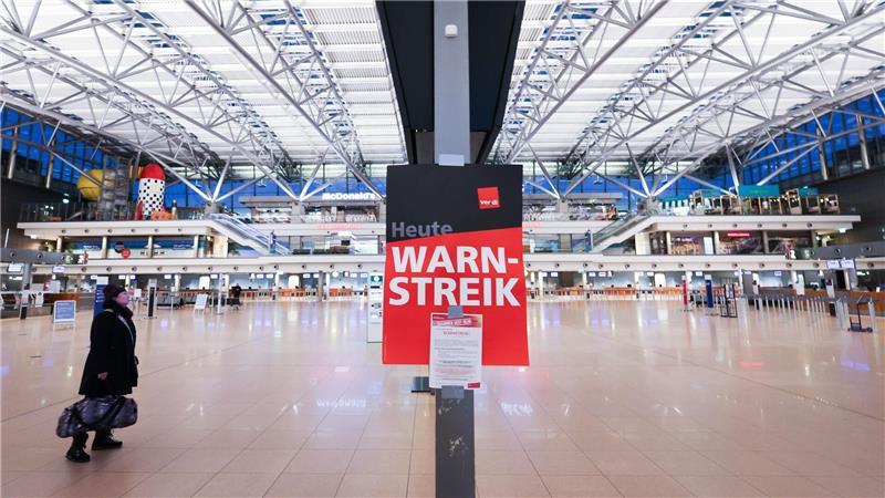 Verdi-Warnstreik am Flughafen Hamburg: Blick in den fast menschenleeren Terminal 1