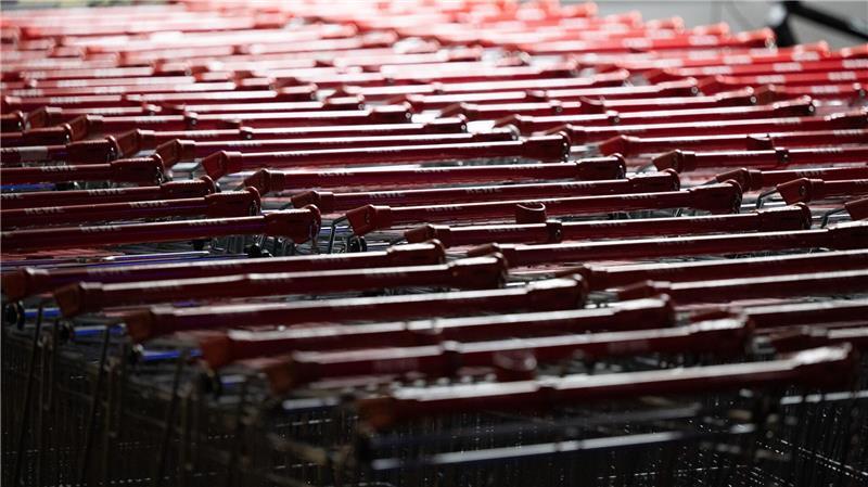 Verdi beklagt: Der Handel erziele Milliardengewinne, aber bezahle die Mitarbeiter unzureichend. (Archivbild)