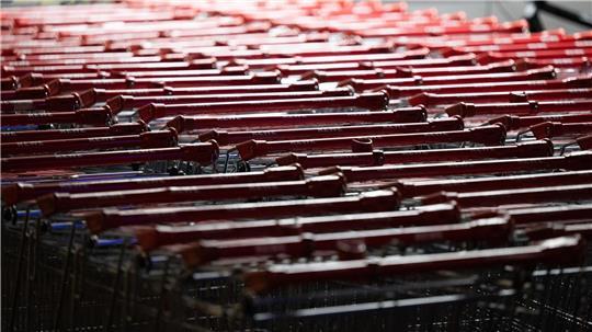 Verdi beklagt: Der Handel erziele Milliardengewinne, aber bezahle die Mitarbeiter unzureichend. (Archivbild)