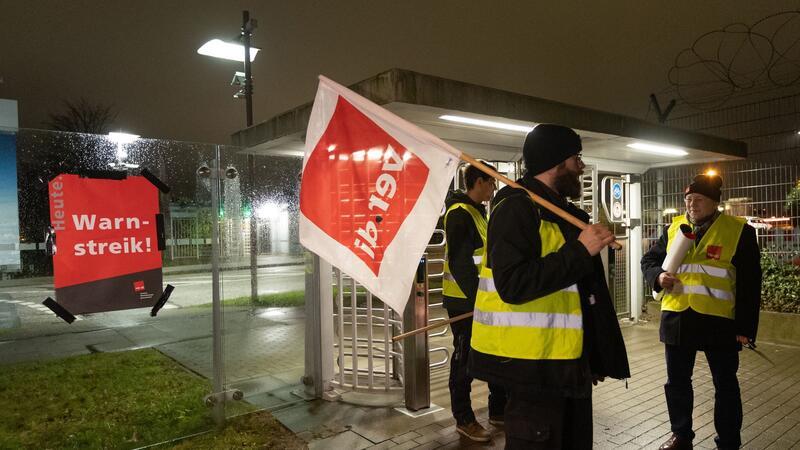 Hunderte Lufthansa-Flüge fallen wegen Warnstreiks aus Verdi bezeichnete die zweite Warnstreikwelle als notwendig, weil die Lufthansa keine Anstalten gemacht habe, ihr vorliegendes Angebot nachzubessern.