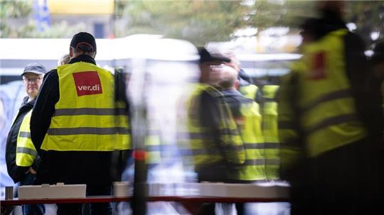Verdi hat Mitarbeiter privater Busunternehmen im Liniendienst für Donnerstag erneut zu einem Streik aufgerufen. (Archivbild)