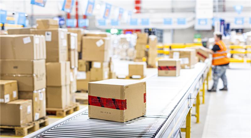 Streikaufruf bei Amazon mitten im Geschenke-Endspurt Verdi hat vor allem an großen Verteilzentren zum Streik bei Amazon aufgerufen. Foto: Frankenberg/dpa