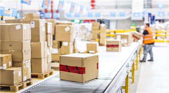 Verdi hat vor allem an großen Verteilzentren zum Streik bei Amazon aufgerufen. Foto: Frankenberg/dpa