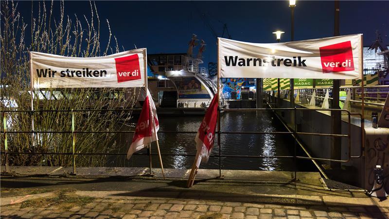 Warnstreik: Hamburger Elbtunnel ist komplett gesperrt Verdi hat zum Streik aufgerufen und alle Hadag-Kapitäne waren dem Streikaufruf am Donnerstagmorgen gefolgt.