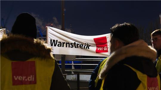 Verdi ruft ab heute zu Warnstreiks in niedersächsischen Häfen auf (Symbolbild).