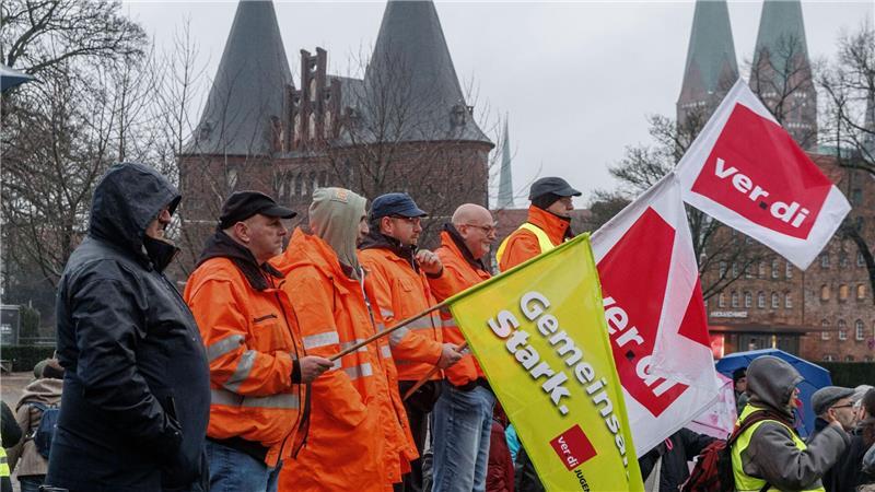 Verdi spricht 300 bis 350 Teilnehmern beim Warnstreik in Lübeck.