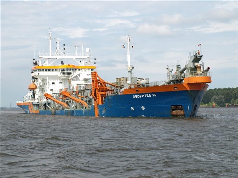 Verdienen an den wachsenden Schlickmengen: Saugbagger privater Reedereien aus den Benelux-Staaten halten die Fahrrinne der Elbe frei. Fotos: Vasel