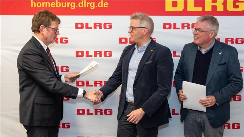 Verdienstabzeichen in Bronze: Rainer Bohmbach ehrt Knut Willenbockel und Matthias Riel.