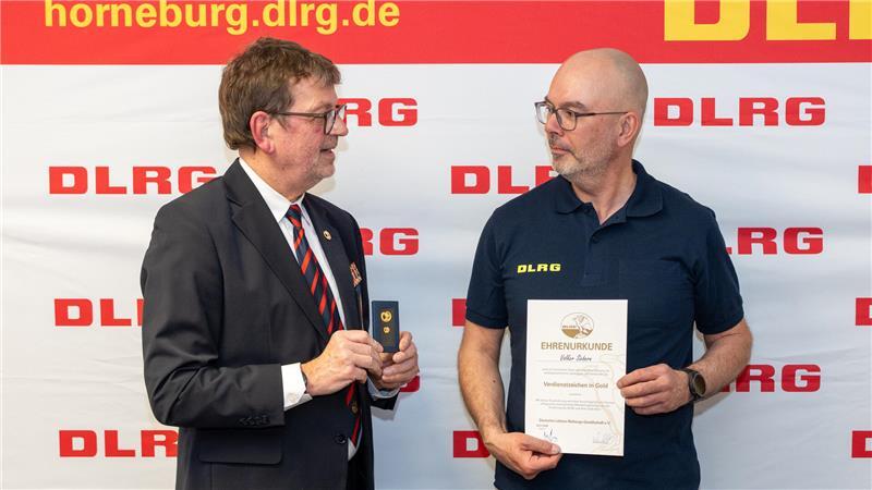Verdienstabzeichen in Gold: Rainer Bohmbach zeichnet Volker Siebern aus.