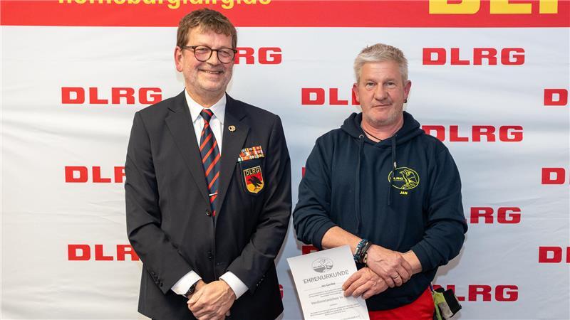 Verdienstabzeichen in Silber: Rainer Bohmbach ehrt Jan Cordes.