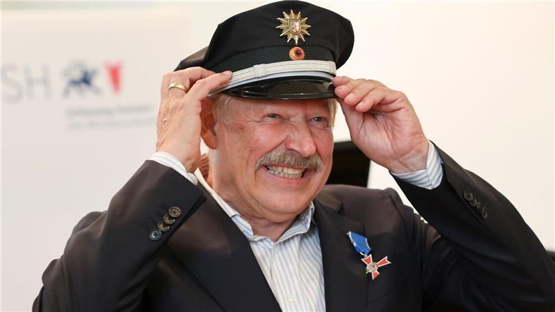 Verdienstorden für Axel Milberg Verdienstorden und Ehrenkommissarsmütze für Axel Milberg.