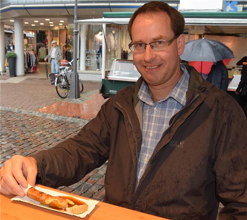 Verdrückt zum Mittag drei Bratwürste: Dennis Koppelmann ist seit 15 Jahren Kunde am Stand.