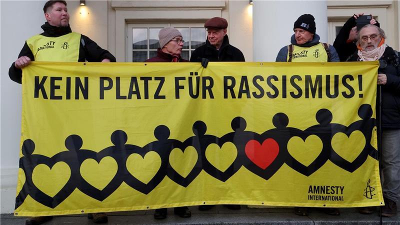 Über 60 Prozent der Musliminnen erleben oft Diskriminierung Vereine und Verbände, die sich für die Interessen von Menschen einsetzen, die von Rassismus betroffen sind, beklagen, dass ihre Perspektive da, wo Entscheidungen getroffen werden, häufig fehle. (Archivbild)