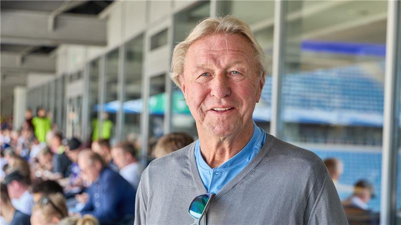 HSV vor Bundesliga-Saison: Schuldenfrei und neuer Präsident Vereinsidol Horst Hrubesch bei der Mitgliederversammlung des HSV