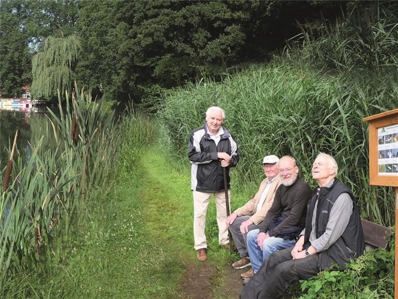 Sie lieben ihre Heimat im Estetal Vereinsmitglieder dort, wo alles begann: Herbert Woltmann (von links), Carl-Heinz Vollmers vom Gasthof in Appelbeck, Gerd Pillip und der aktuelle Vorsitzende Ludwig Hauschild lieben das Estetal und haben sich seiner Pflege verschrieben.