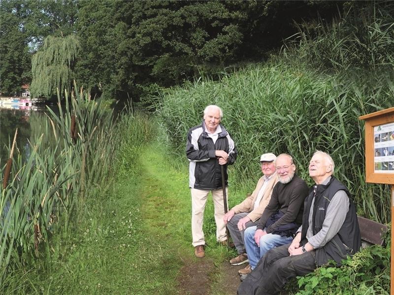 Vereinsmitglieder dort, wo alles begann: Herbert Woltmann (von links), Carl-Heinz Vollmers vom Gasthof in Appelbeck, Gerd Pillip und der aktuelle Vorsitzende Ludwig Hauschild lieben das Estetal und haben sich seiner Pflege verschrieben.