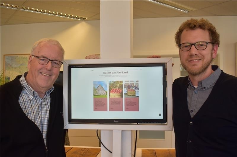Vereinsvorsitzender Dieter Schilling (links) und Geschäftsführer Stephan Bergmann stellen den neuen Internetauftritt des Tourismusvereins Altes Land vor. Foto: Vasel