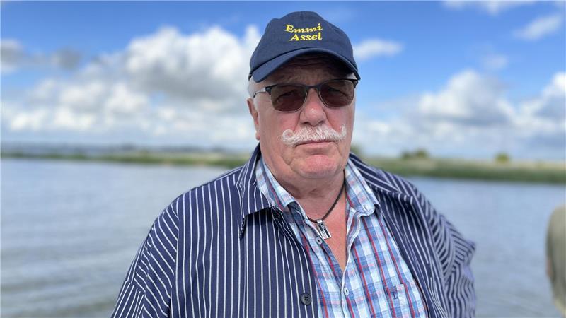 Vereinsvorsitzender Jan Maaß freut sich, dass die Emmi nun Trauzimmer ist. Natürlich werden Spendenbüchsen für die Hochzeitsgäste aufgestellt - denn an der Emmi ist immer was zu tun, der Unterhalt des maritimen Oldtimers kostet.