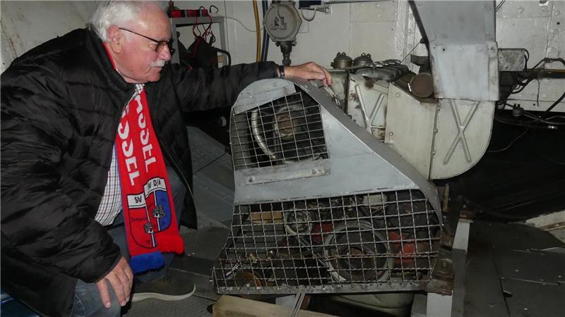 Vereinsvorsitzender Jan Maaß weiß es ganz genau: Sorgen gibt es bei so einem alten Schiff wie der Emmi immer. Der alte Motor brummt zwar, aber das Getriebe musste raus.