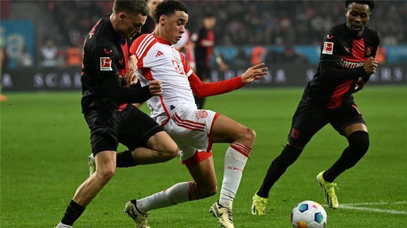 „Ein heißer Tanz“: Kompany muss Taktik-Genie Alonso knacken Vereint im Nationalteam, Gegner in der Champions League: Leverkusens Florian Wirtz (l) und Bayerns Jamal Musiala im Kampf um den Ball.