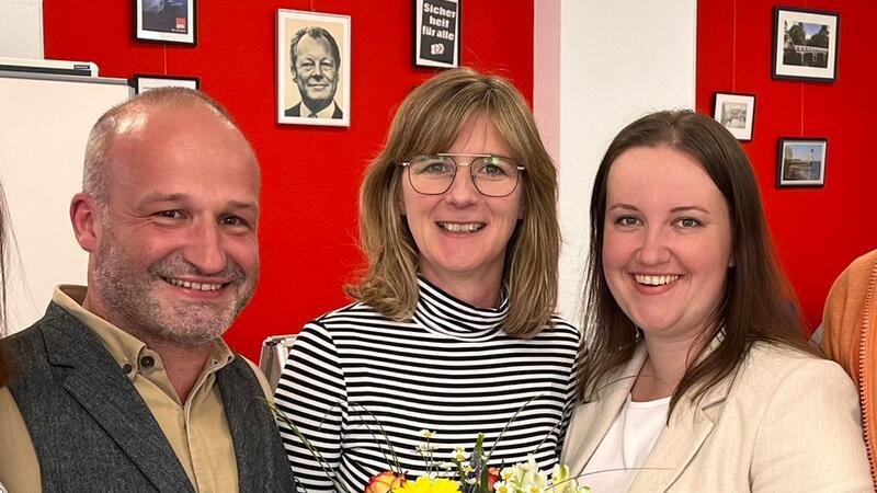 Vereint unter dem Bild von Willy Brandt: Kai Koeser, Frauke Langen und Corinna Lange (rechts).
