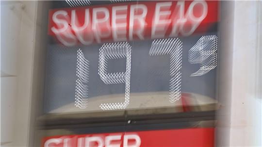 Vereinzelt lassen sich Spritpreise unter 2 Euro bereits finden - noch sind sie aber die Ausnahme. (Archivbild)