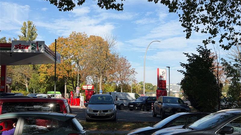 Vereinzelt - wie hier in Berlin - kam es zu Schlangen an Tankstellen. 
