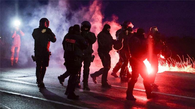 Proteste gegen AfD: Abgeordneter bei Polizeieinsatz verletzt Vereinzelt wurde Pyrotechnik gezündet.